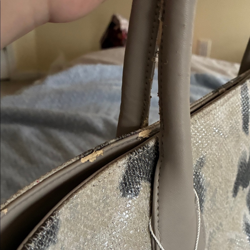 Neiman Marcus Elegant Gray and Cream Snake Skin Large Shoulder Bag - Picture 13 of 16